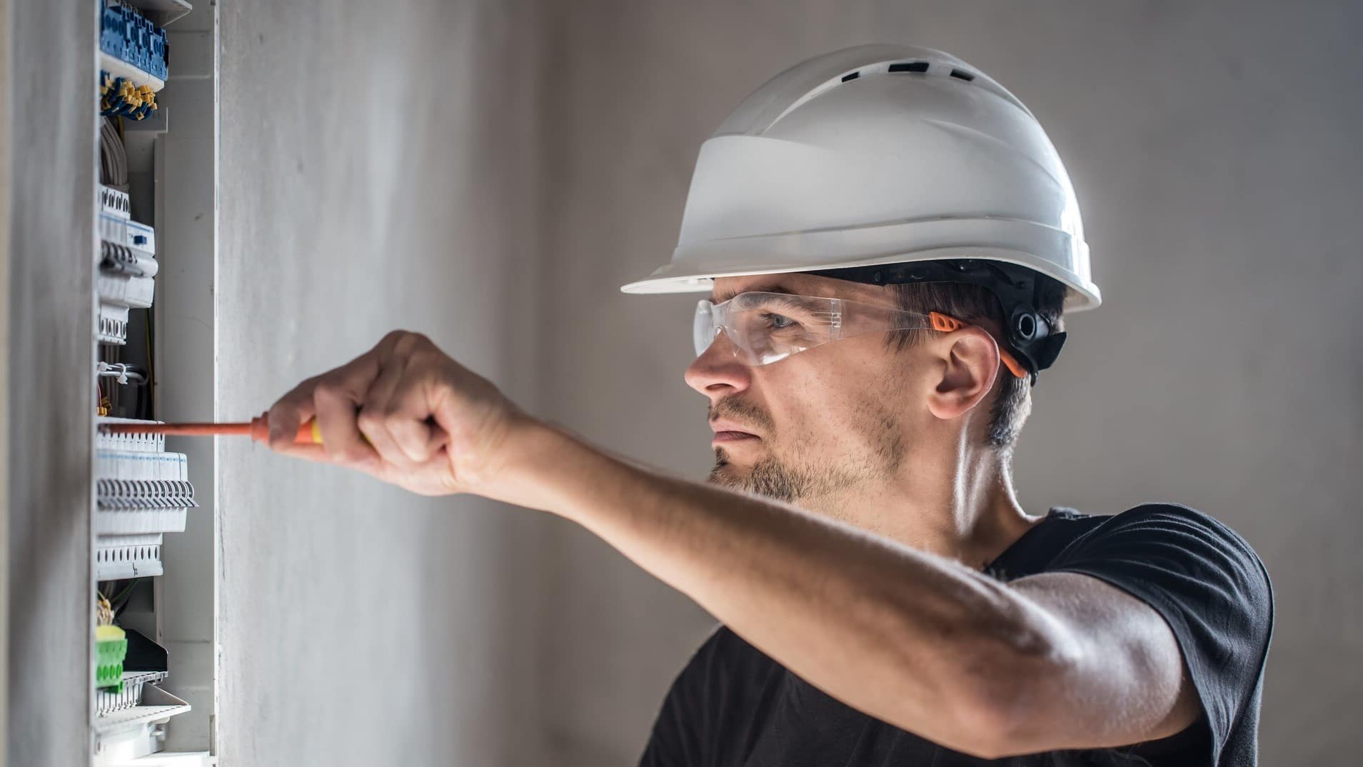 Comment choisir un électricien qualifié pour installer une borne de recharge